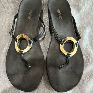 Womens Vionic Sandals Toe Post Thong 2.25 Wedge Heel Black Gold Size 10 EUC!